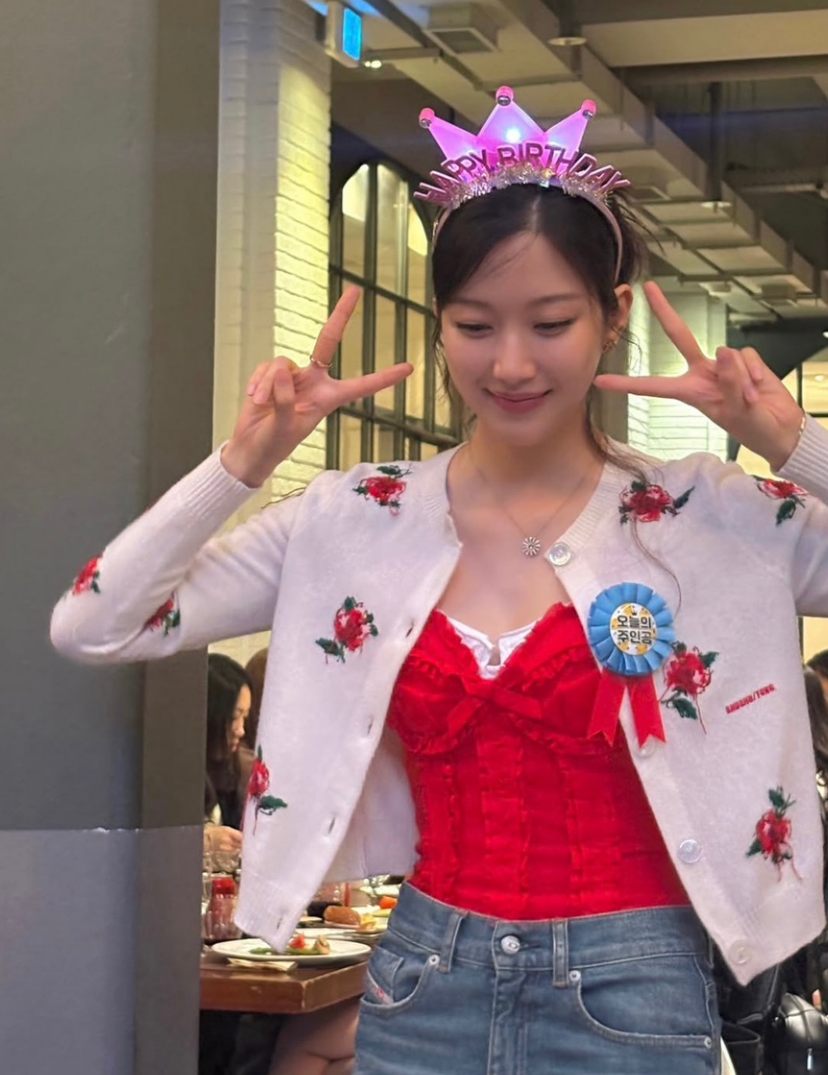 가디건 하나가 100만원 결국 다들 홀린 연예인 패션 왜 요즘 더 눈길이 가는 걸까 이미지 1