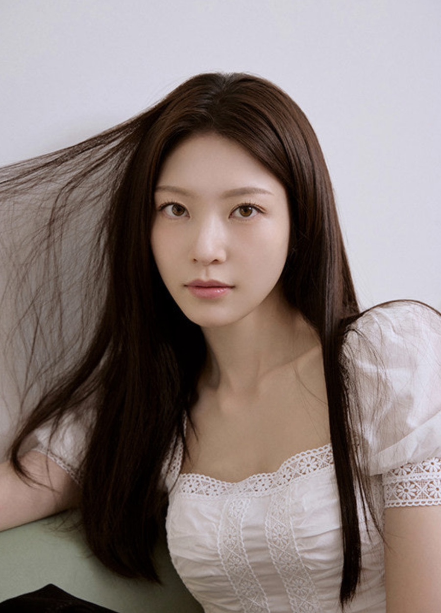 너무 예뻐서 잠을 못 잤다.. 기자가 뽑은 실물 1위 여배우 프라다 가방 기록 이후 시선이 달라졌다 이미지 6