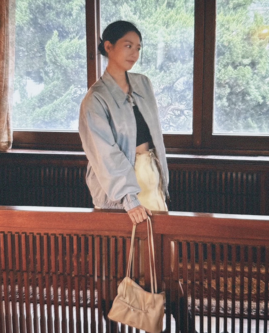 너무 예뻐서 잠을 못 잤다.. 기자가 뽑은 실물 1위 여배우 프라다 가방 기록 이후 시선이 달라졌다 이미지 5