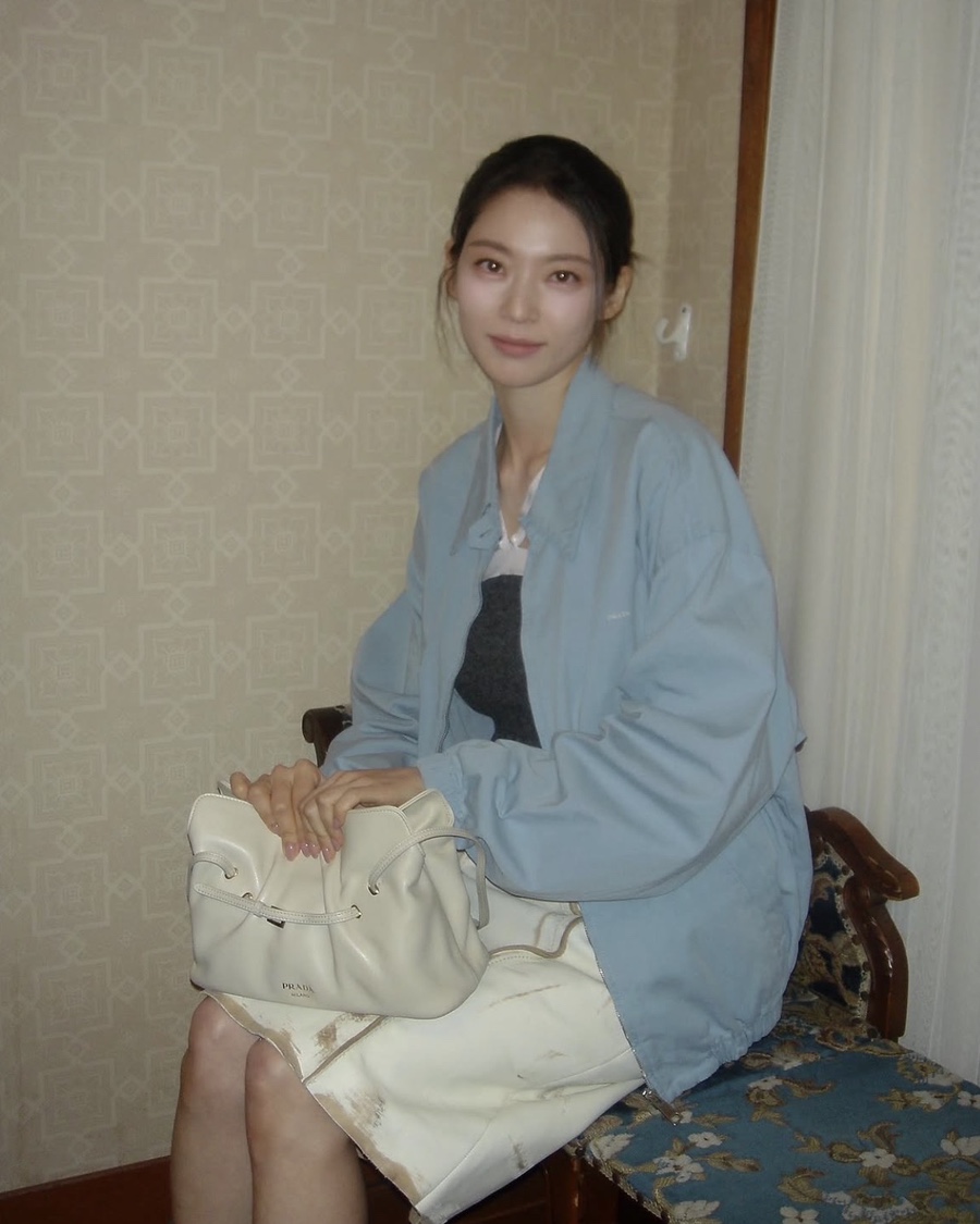너무 예뻐서 잠을 못 잤다.. 기자가 뽑은 실물 1위 여배우 프라다 가방 기록 이후 시선이 달라졌다 이미지 4