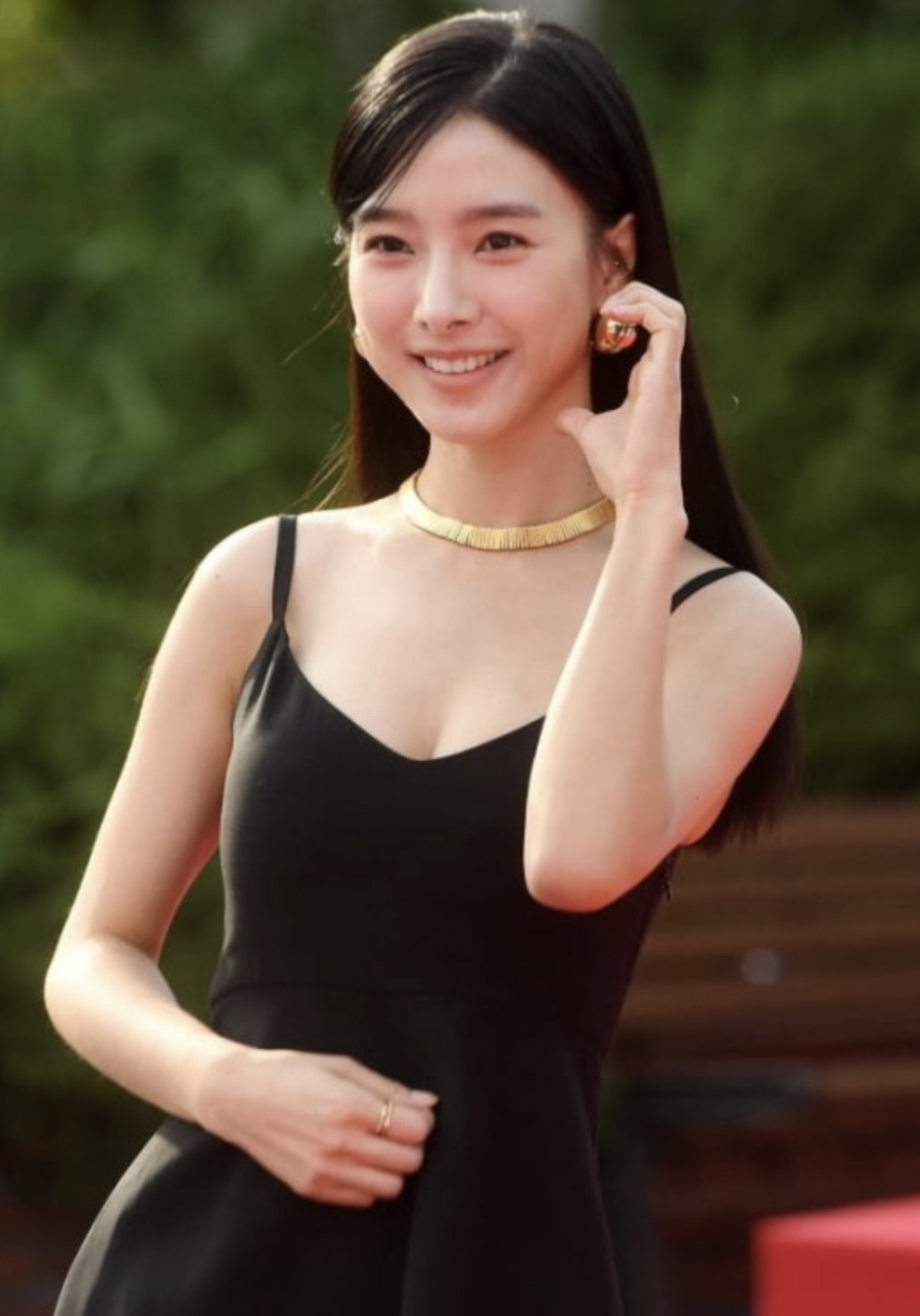한국에선 조용히 사라졌는데.. 미국에서 수지보다 예쁘다고 반응 뜨거운 연예인 여름 패션 예전과 완전히 이미지 3