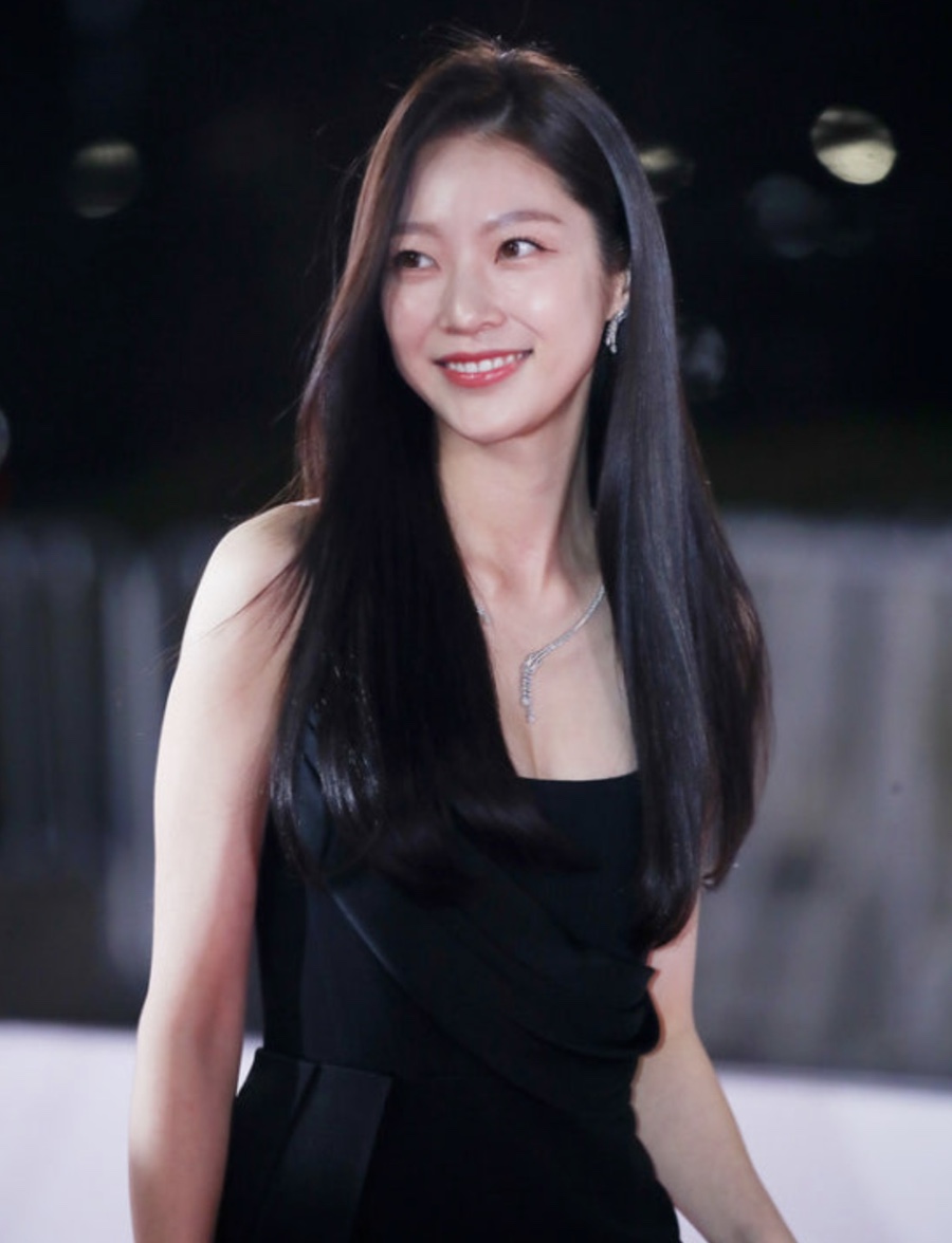 너무 예뻐서 잠을 못 잤다.. 기자가 뽑은 실물 1위 여배우 프라다 가방 기록 이후 시선이 달라졌다 이미지 2