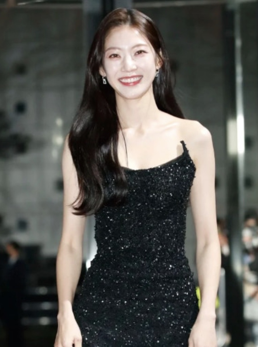 너무 예뻐서 잠을 못 잤다.. 기자가 뽑은 실물 1위 여배우 프라다 가방 기록 이후 시선이 달라졌다 이미지 1