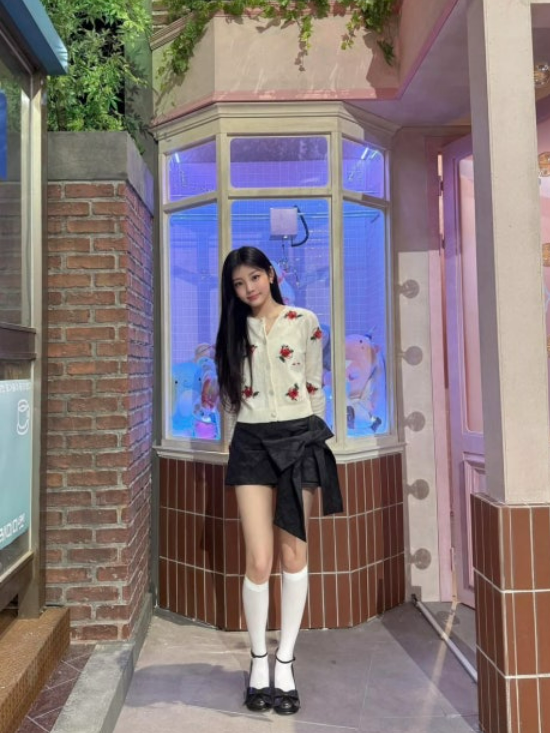 가디건 하나가 100만원 결국 다들 홀린 연예인 패션 왜 요즘 더 눈길이 가는 걸까 이미지 5