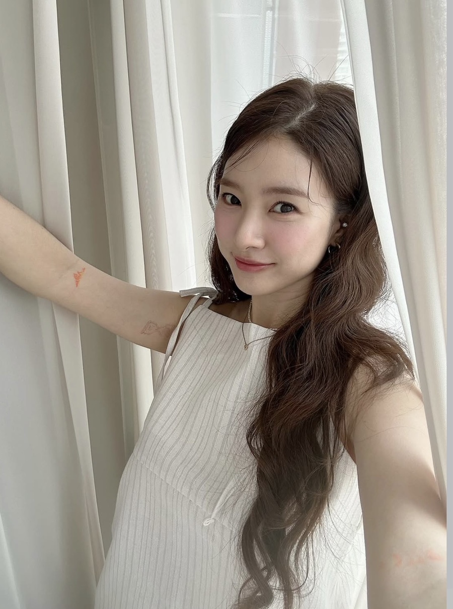 한국에선 조용히 사라졌는데.. 미국에서 수지보다 예쁘다고 반응 뜨거운 연예인 여름 패션 예전과 완전히 이미지 4