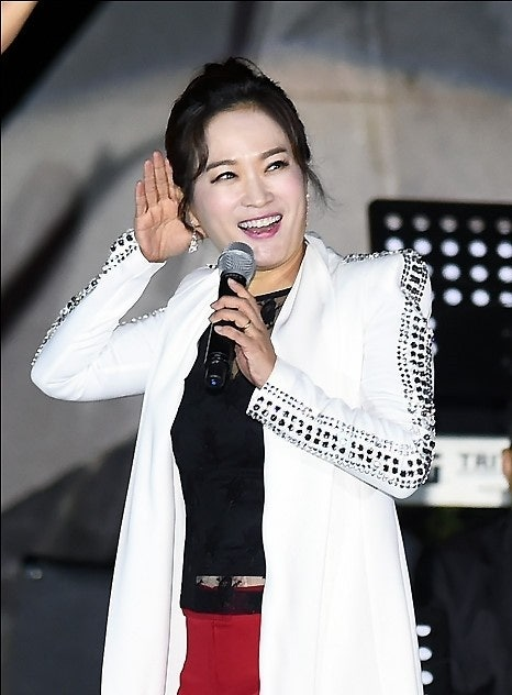 시어머니는 벼락부자가 됐지만 56세 톱스타 여가수가 가장 행복했던 건 가난했던 신혼 요즘 들어 반응이 이미지 4