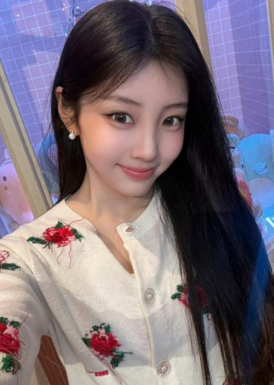 가디건 하나가 100만원 결국 다들 홀린 연예인 패션 왜 요즘 더 눈길이 가는 걸까 이미지 4