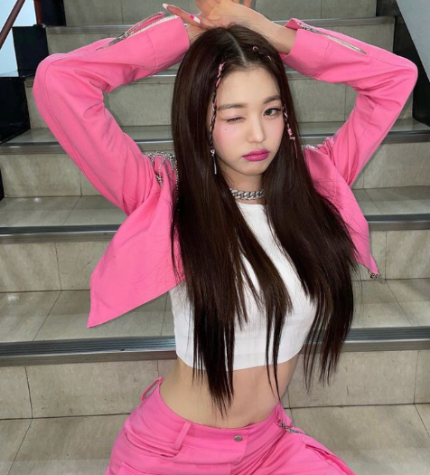 불편한 관심도 즐긴다는 럭키비키 장원영 왜 또다시 말이 나오는 걸까 이미지 1