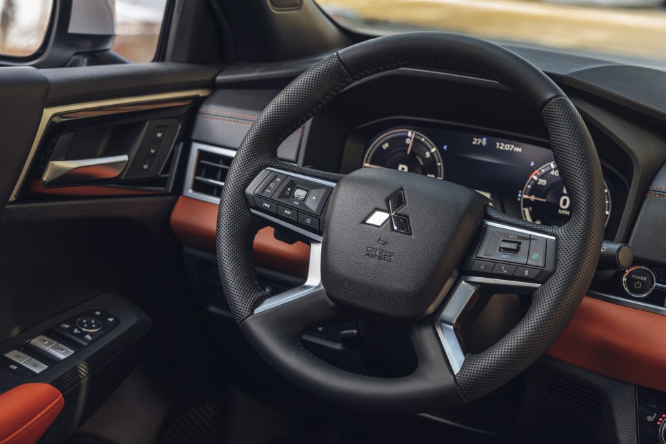 미쓰비시 아웃랜더 PHEV 부분변경, 충전 환경까지 함께 볼 SUV 이미지 6