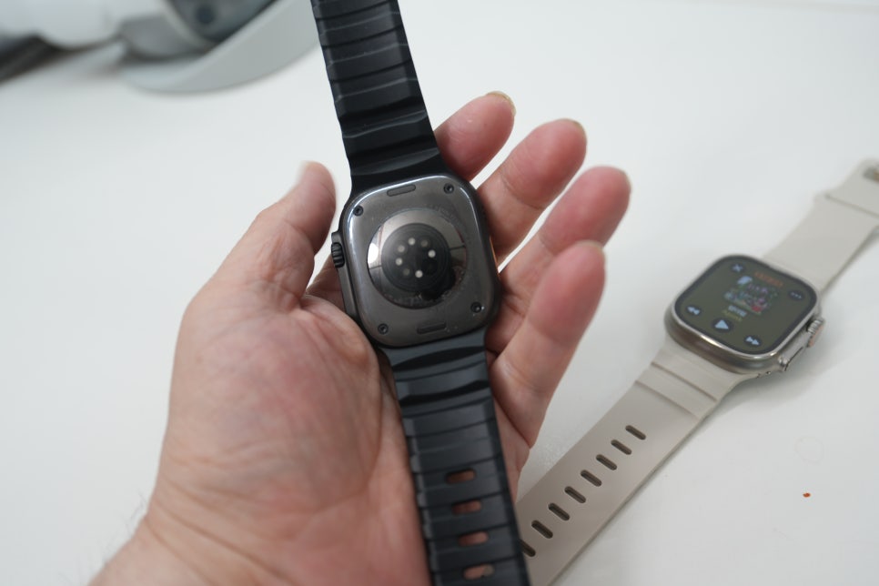 애플워치 울트라 49mm 실리콘 스트랩, 파우트 BandLoop Sport 착용감과 색상 비교 이미지 9