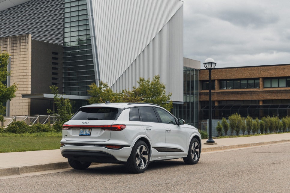 아우디 Q6 e-tron, 800V 충전과 실내를 함께 볼 전기 SUV 이미지 8