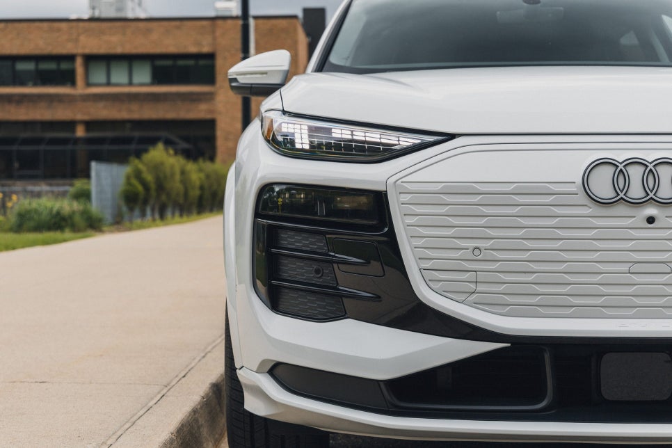 아우디 Q6 e-tron, 800V 충전과 실내를 함께 볼 전기 SUV 이미지 7
