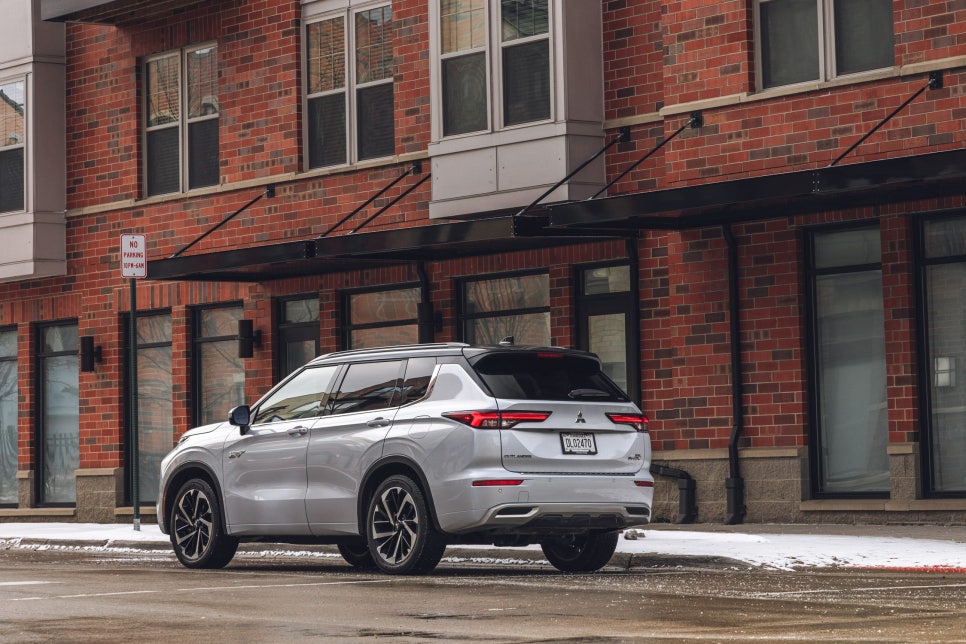 미쓰비시 아웃랜더 PHEV 부분변경, 충전 환경까지 함께 볼 SUV 이미지 2
