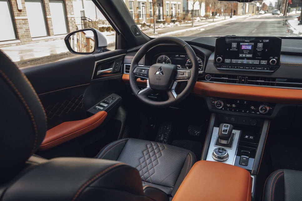 미쓰비시 아웃랜더 PHEV 부분변경, 충전 환경까지 함께 볼 SUV 이미지 7