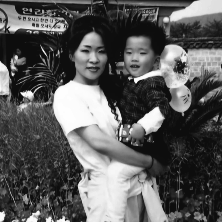 어린 아들만 품에 안고 이혼 후 친오빠 가족까지 돌본 57세 여가수 관계 하나로 흐름이 바뀌었다 이미지 5