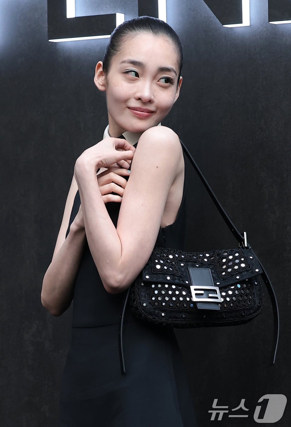 올백헤어와 민트 메이크업으로 펜디 행사에 참석한 김민하 지금 더 주목받는 이유는? 이미지 1