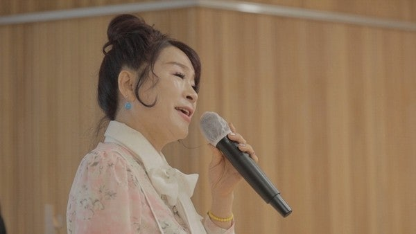 어린 아들만 품에 안고 이혼 후 친오빠 가족까지 돌본 57세 여가수 관계 하나로 흐름이 바뀌었다 이미지 3