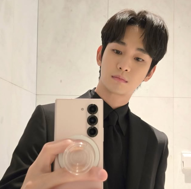 쌓인 대본만 40편.. 김수현 복귀한다 SNS 업로드 시작 디즈니 넉오프 공개 가능 다시 화제가 되는 이미지 5