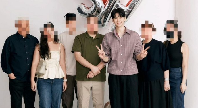 논란의 끝자락 밝은 근황으로 돌아온 김수현 논란이 다시 살아나는 중이다 이미지 1