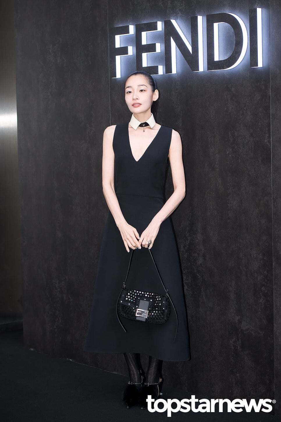 올백헤어와 민트 메이크업으로 펜디 행사에 참석한 김민하 지금 더 주목받는 이유는? 이미지 3