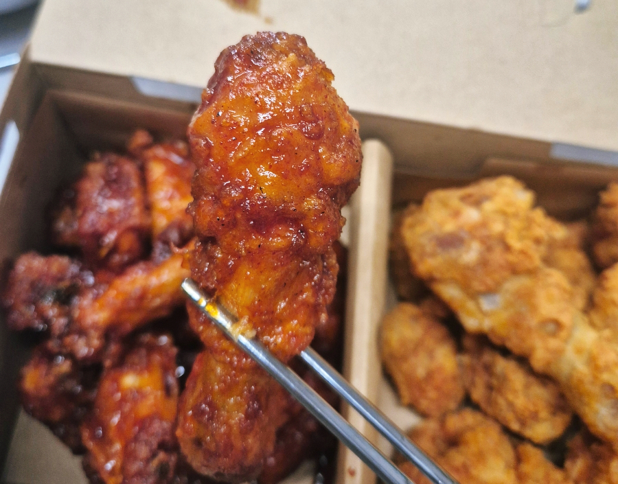 교촌치킨 철산역점 사진 8