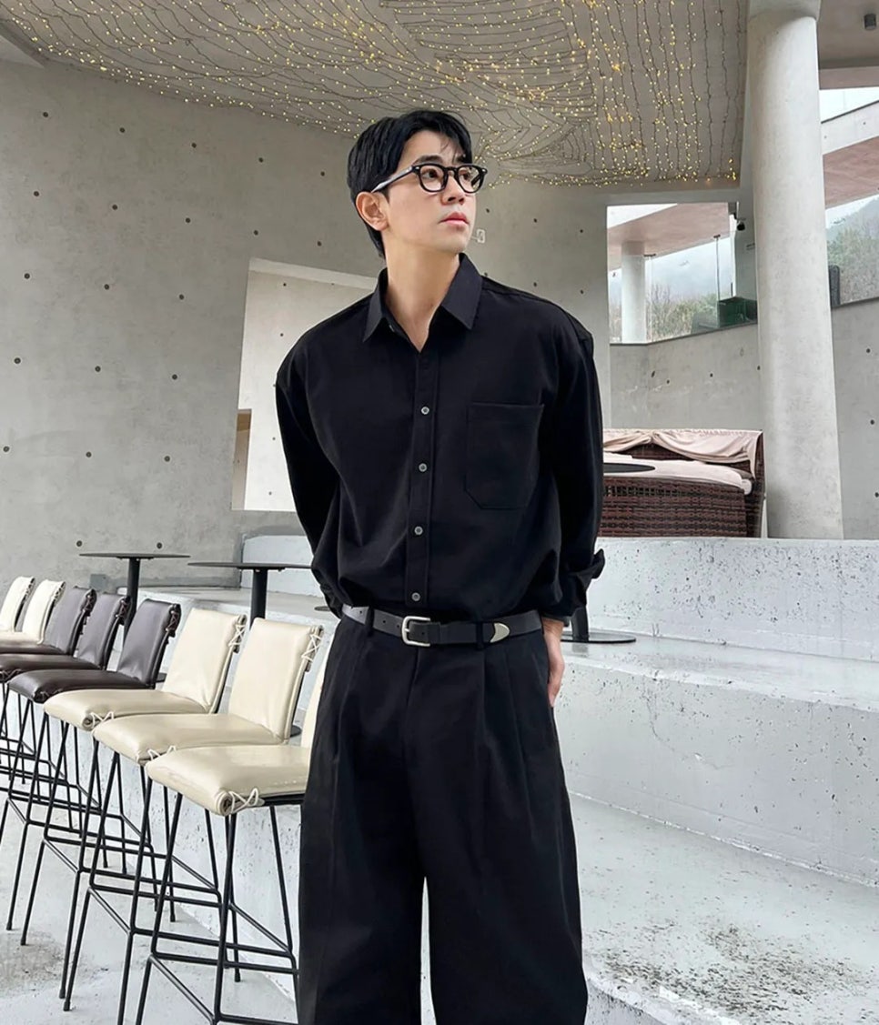 탄탄한 깃의 카라티셔츠와 일자 핏 치노팬츠의 단정한 실루엣