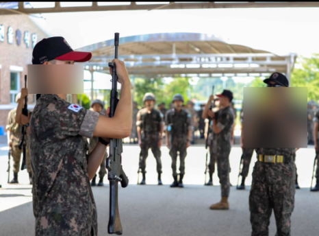 논산 육군훈련소 수료식을 위해 연무관과 입영심사대로 향하는 차량과 가족들의 전경