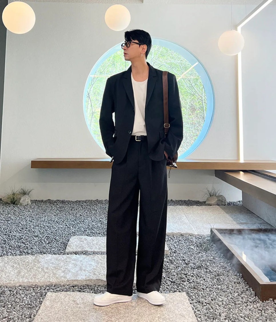 세미 와이드 핏 바지와 구두를 매치한 모습