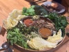 제철 생선구이와 신선한 쌈 채소가 차려진 건강식 식탁