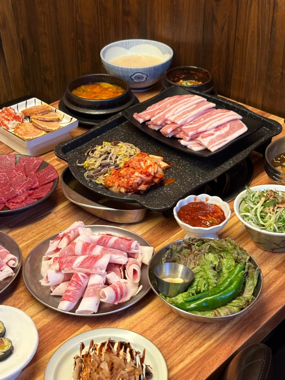 W냉삼의 대표 고기 메뉴와 푸짐한 기본 상차림