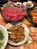 노릇노릇하게 구워지는 고기와 다채로운 사이드 메뉴