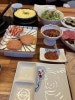 불판 위에 구워지는 맛있는 냉동삼겹살과 고기