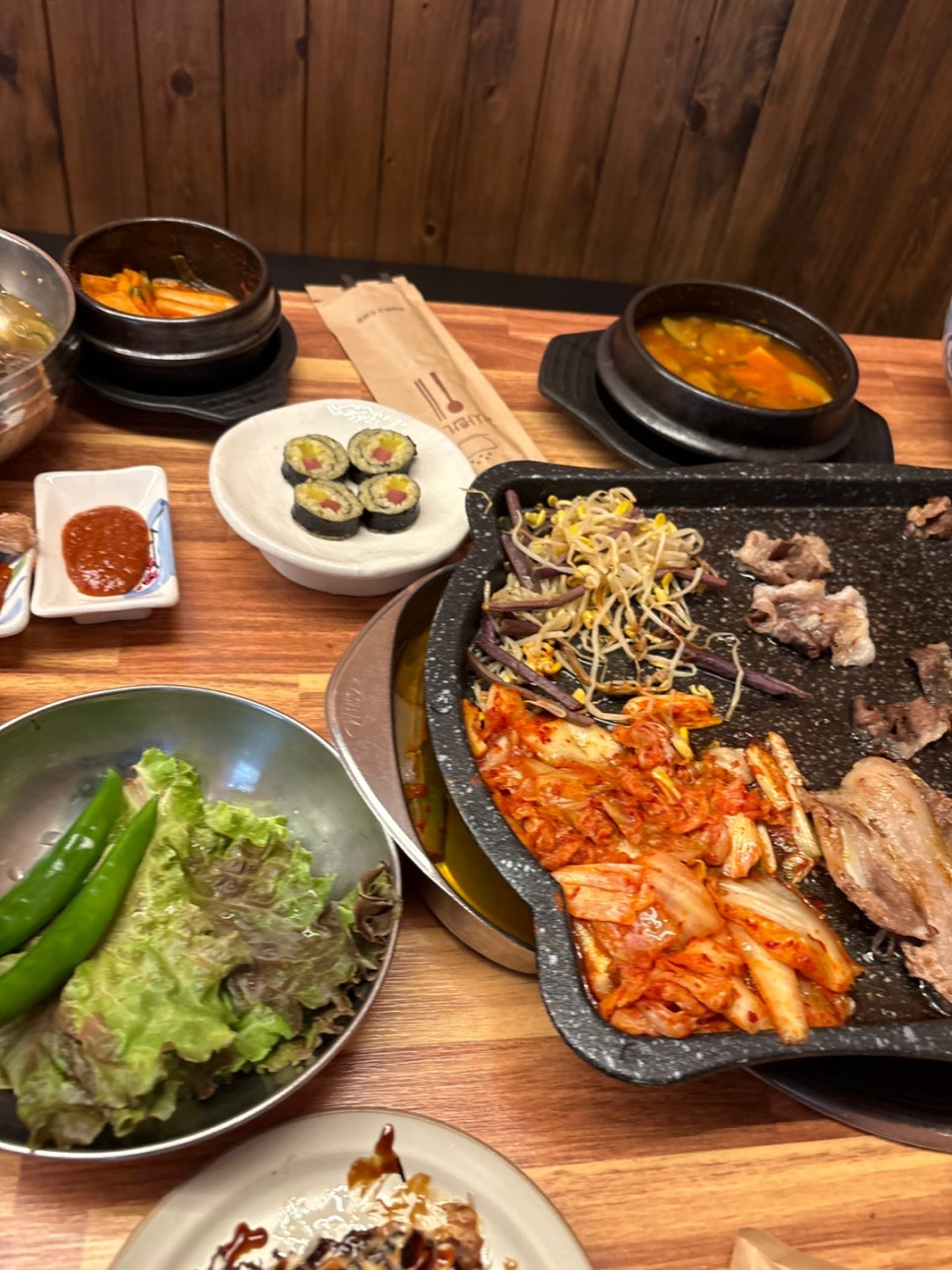 고기와 함께 곁들여 먹기 좋은 다양한 기본 찬과 후식 메뉴