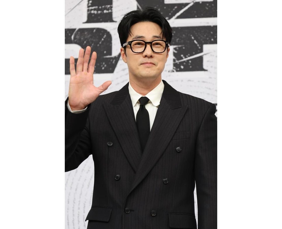 카메라 뒤편에서도 변함없이 다정하고 든든한 성품을 보여주는 배우 소지섭 미담 요약