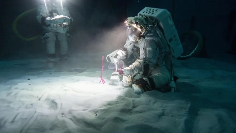 NASA의 달 탐사 우주복 훈련 공개 수중 훈련 본격화 근황 하나로 분위기 바뀌었다 이미지 1