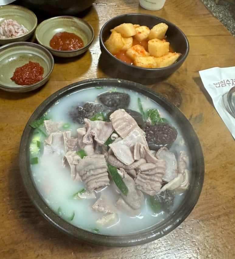 시장 골목 내부의 충남식당 입구 풍경
