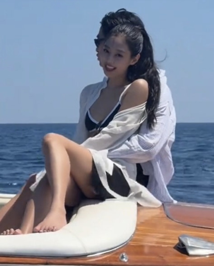 재산 430억인데.. 3만원 대 티셔츠 입은 연예인 파리 여행룩 패션 지금 더 주목받는 이유는? 이미지 3