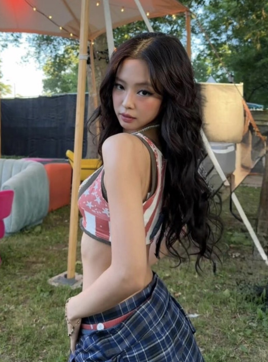 재산 430억인데.. 3만원 대 티셔츠 입은 연예인 파리 여행룩 패션 지금 더 주목받는 이유는? 이미지 1