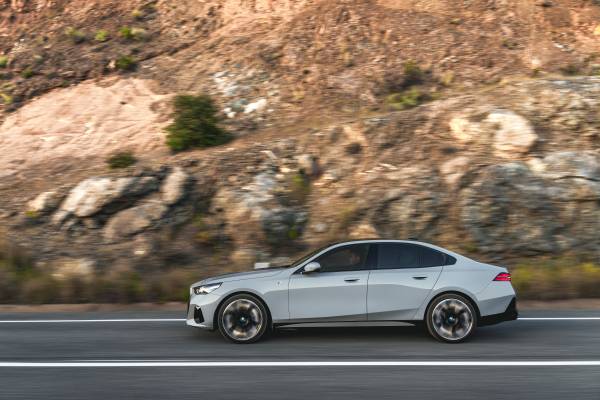 2026 아우디 A6 vs BMW 540i, 수입 세단 선택은 승차감과 6기통에서 갈립니다