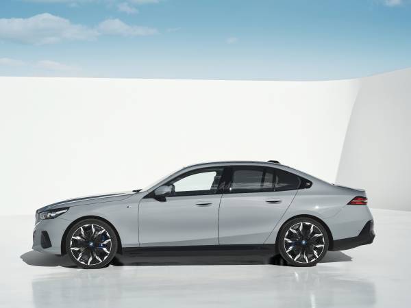 2026 아우디 A6 vs BMW 540i, 수입 세단 선택은 승차감과 6기통에서 갈립니다