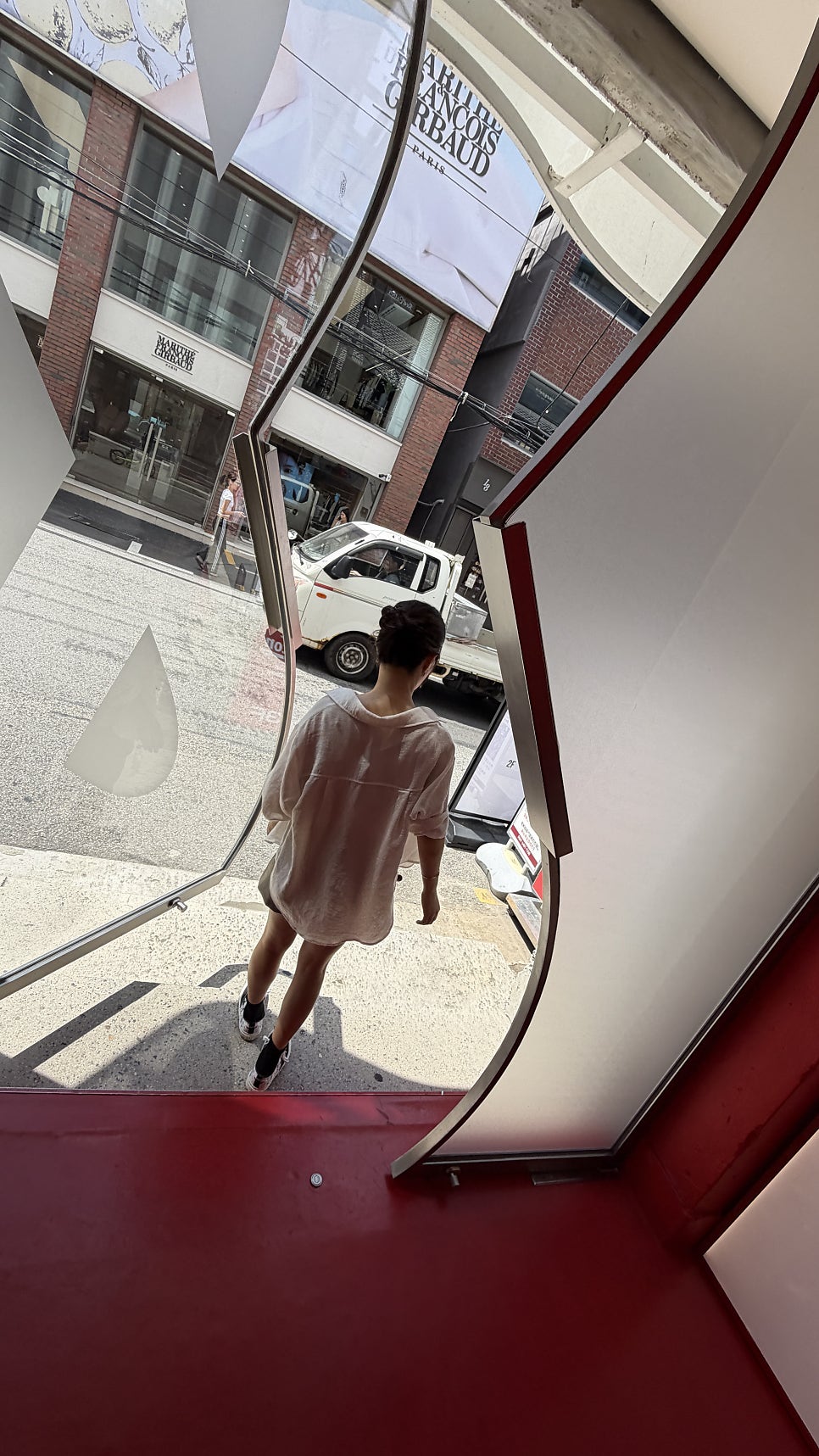& 기호를 연상시키는 곡선 출입문.
 입구와 출구가 같은 문장으로 닫힌다