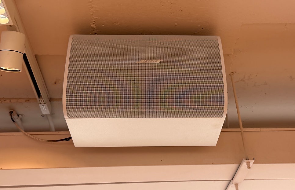 매장 곳곳에 설치된 
BOSE Professional 벽부형 스피커