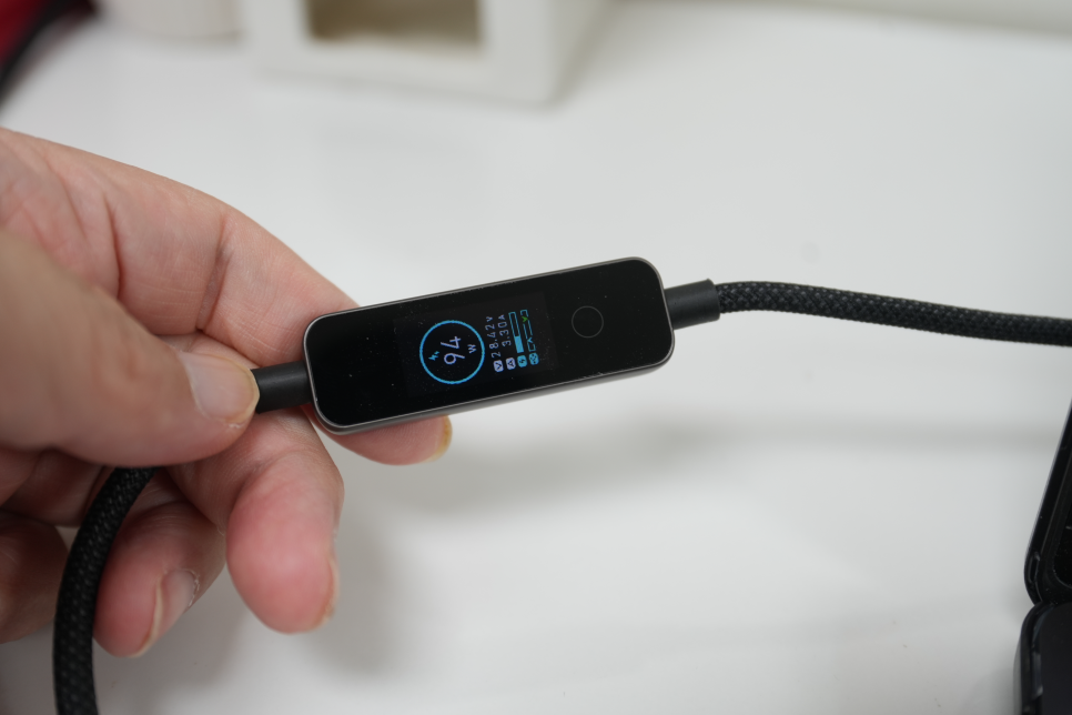 언리시 240W USB-C 고속 케이블 추천, TFT 화면으로 맥북프로 충전 상태까지 확인