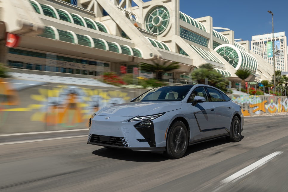 렉서스 ES350e 전기 세단, 하이브리드 ES와 다르게 봐야 할 선택 포인트