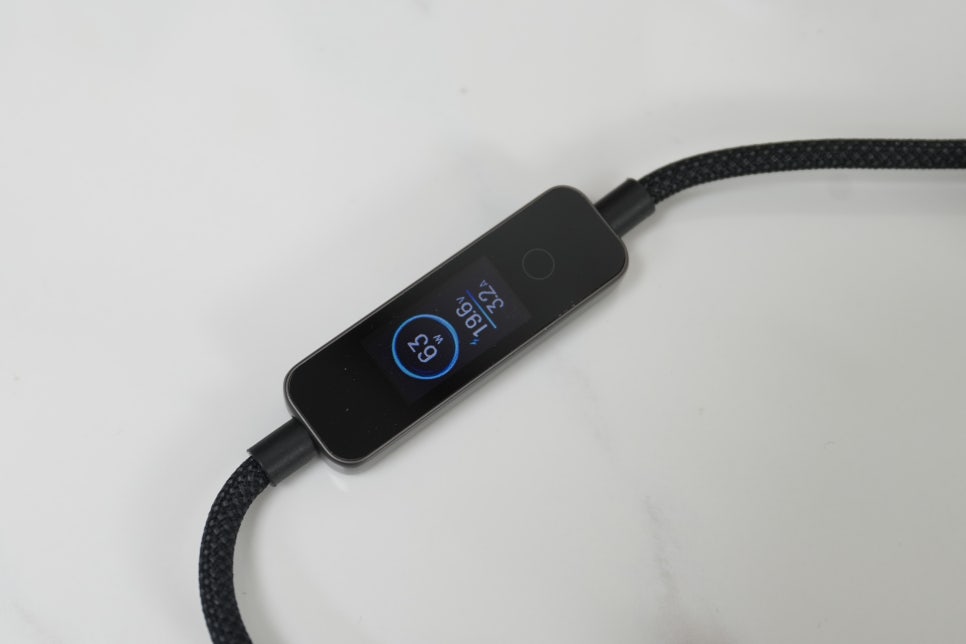 언리시 240W USB-C 고속 케이블 추천, TFT 화면으로 맥북프로 충전 상태까지 확인