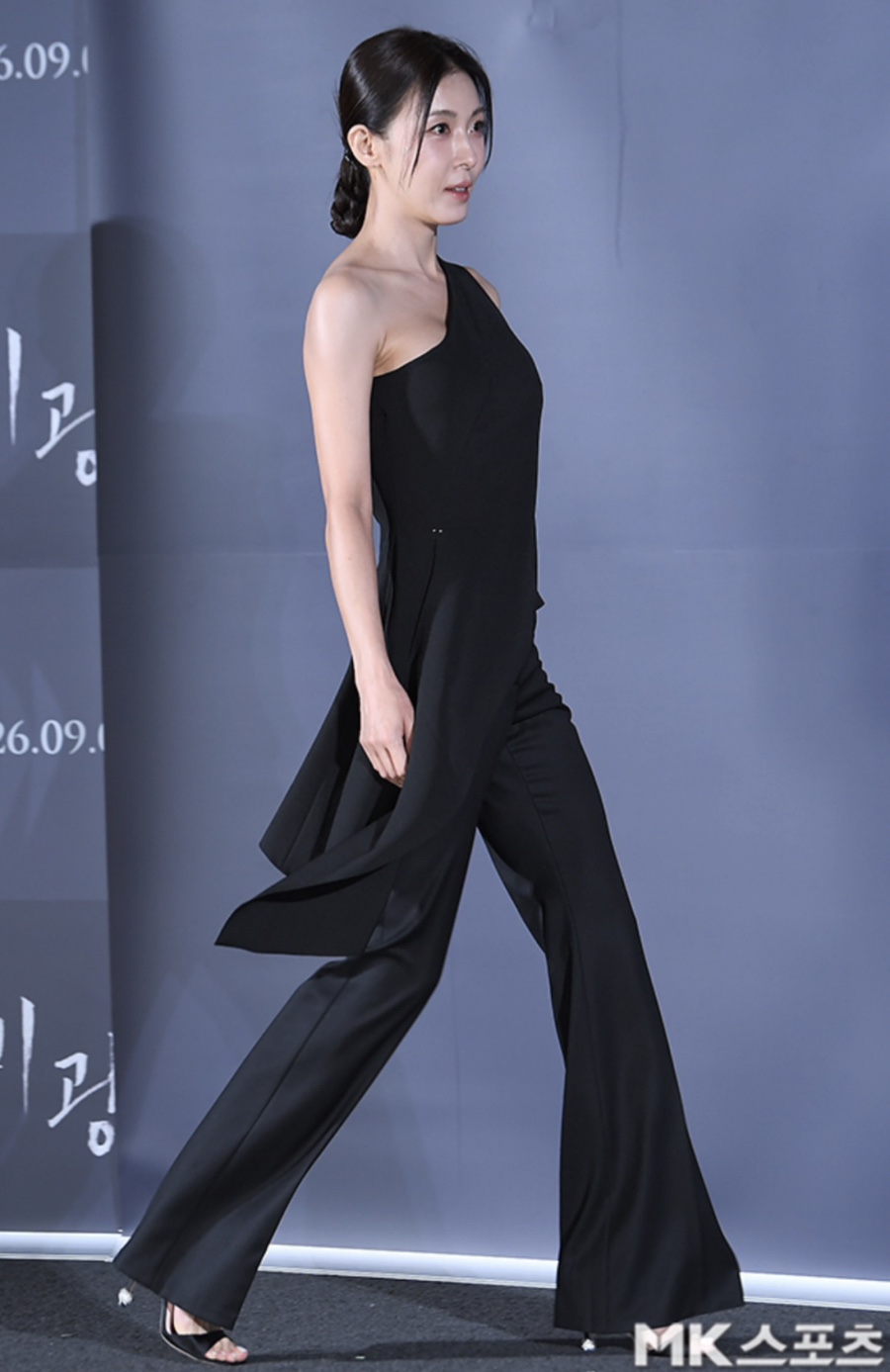 30살 차이가 무색했다.. 10대 보다 어려보였던 49세 연예인 셋업 패션 최근 분위기가 확 바뀌었다 이미지 3