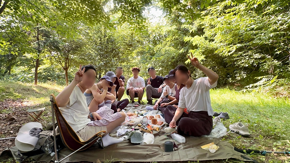 숲이 사방을 감싸자 작은 돗자리 하나가 잠시 우리의 거실이 됐다.