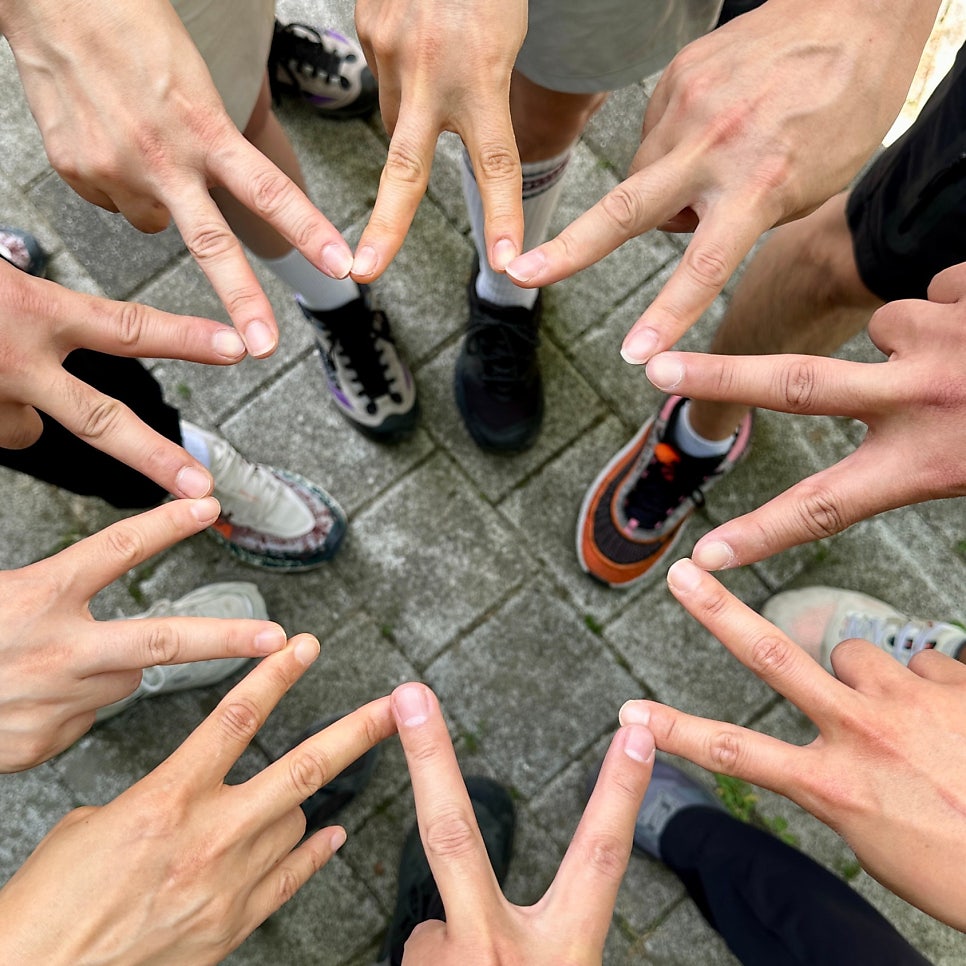 출발 전, 서로 다른 손이 먼저 하나의 원을 만들었다
