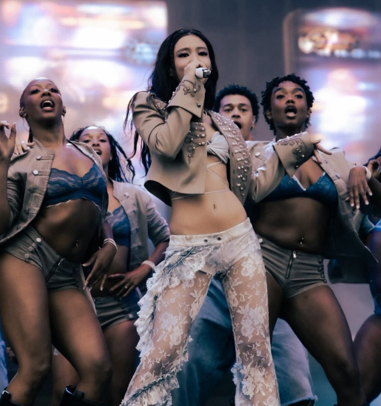BLACKPINK Jennie's Emotional Final Tour Stop in Osaka: Wardrobe Malfunctions, Mic Issues, and Tears! 🎤😭 BLACKPINK Jennie's Emotional Final Tour Stop in Osaka: Wardrobe Malfunctions, Mic Issues, and Tears! 🎤😭