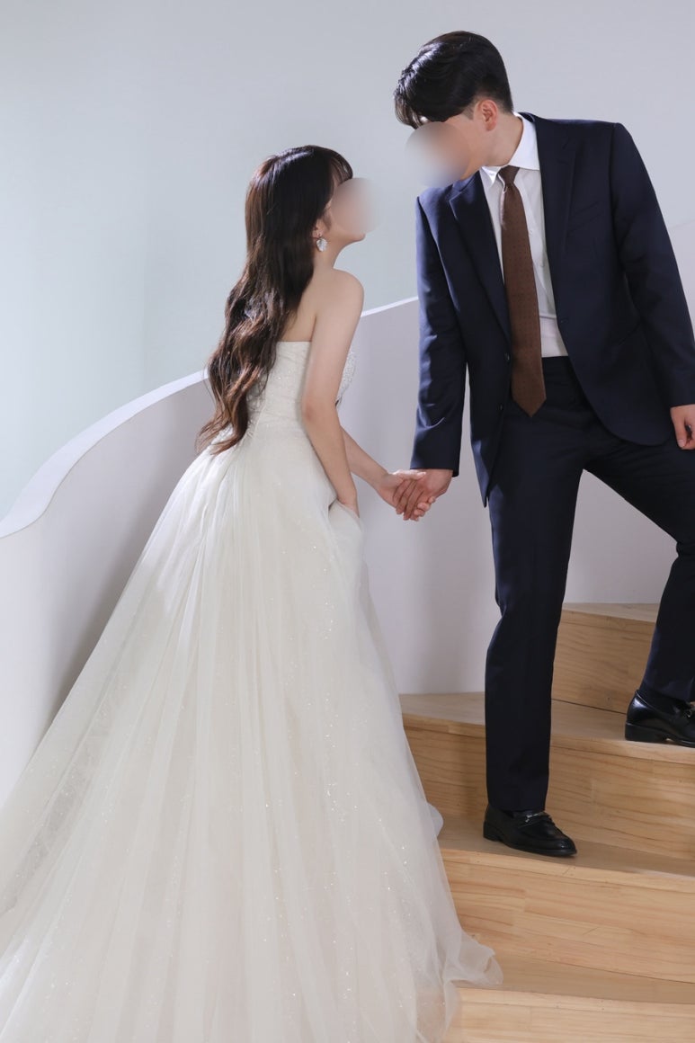 나무 계단을 오르는 커플